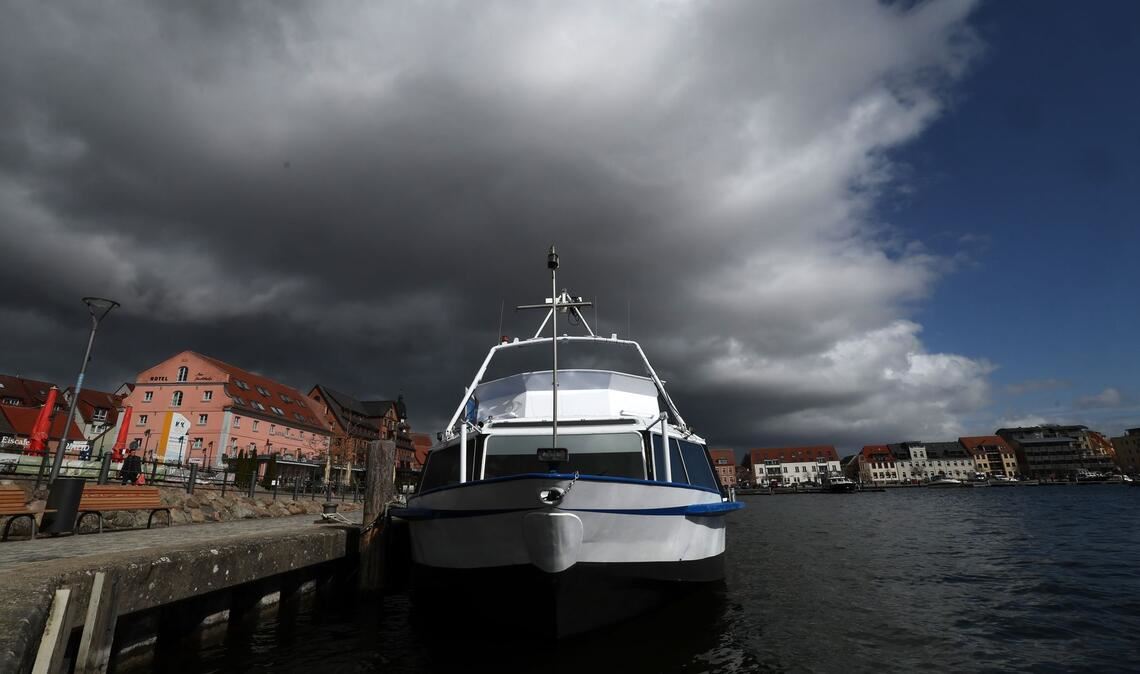 Über dem Stadthafen an der Müritz ziehen dunkle Wolken auf.