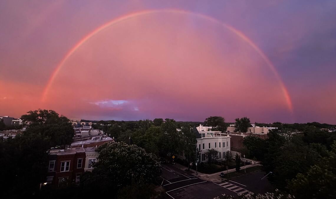 Über dem Stadtteil Capitol Hill in Washington ist ein doppelter Regenbogen zu sehen.