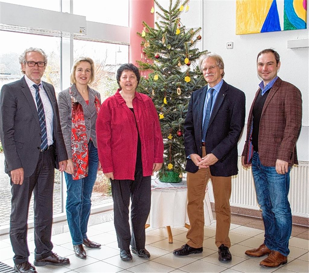 Über den Baum, den die Rotarier Ulrich Münchinger (li.), Jürgen Meeh und Jochen Sämann (re.) übergeben, freuen sich Gaby Higer und Sandra Sailer (2. v. li.) von der Lebenshilfe. Foto: Wendelstein