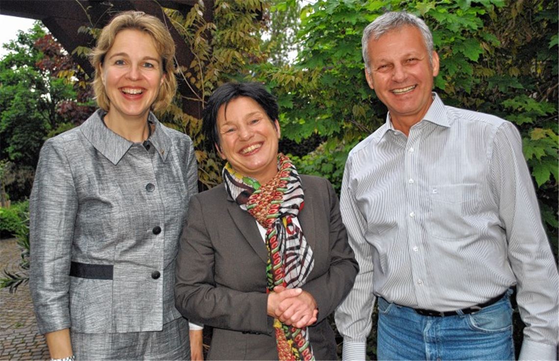 Über den Besuch von Ministerin Katrin Altpeter (Mitte) freuen sich Lions-Präsidentin Sandra Sailer und Thomas Knapp, der zehn Jahre lang gemeinsam mit der Sozialdemokratin im Landtag engagiert war. Foto: privat