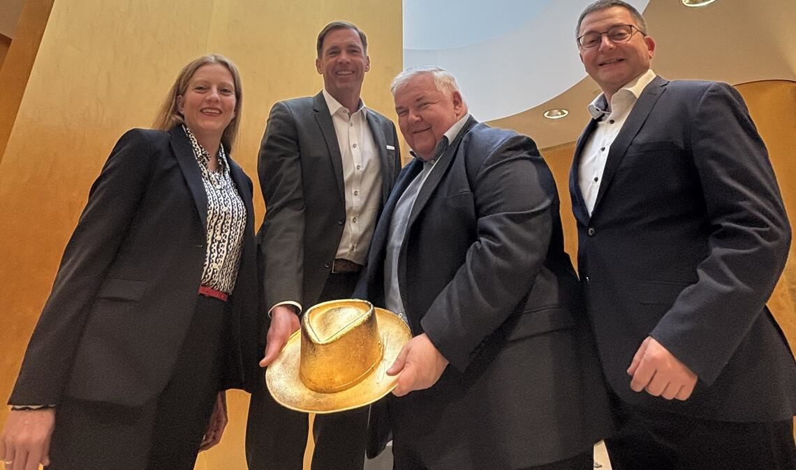 Über den „Goldenen Hut“ freuen sich Kerstin Gatzlaff, Vorstandsvorsitzender Sven Eisele, Hans Neuweiler und Dr. Georg Stickel (v.li.). Foto: Sparkasse Pforzheim Calw