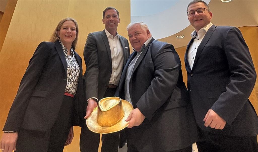 Über den „Goldenen Hut“ freuen sich Kerstin Gatzlaff, Vorstandsvorsitzender Sven Eisele, Hans Neuweiler und Dr. Georg Stickel (v.li.). Foto: Sparkasse Pforzheim Calw