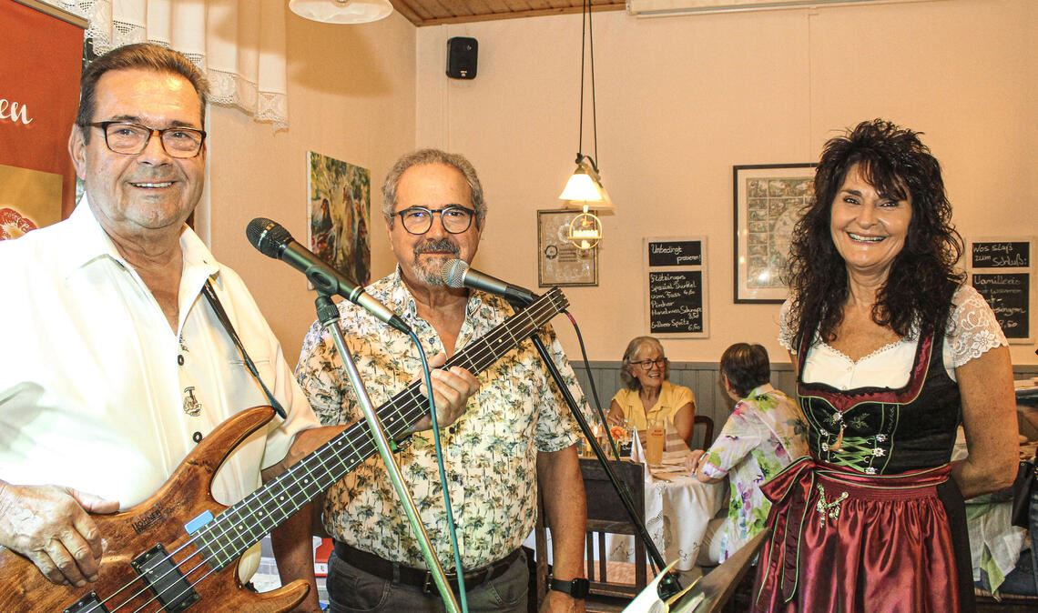 Über den ersten „Wirtshausgesang“ in Zaisersweiher freuen sich die Musiker Werner Wolff (v.li.) und Damiano Carrapa sowie Gasthaus-Wirtin Bärbel Pichler. Foto: Prokoph