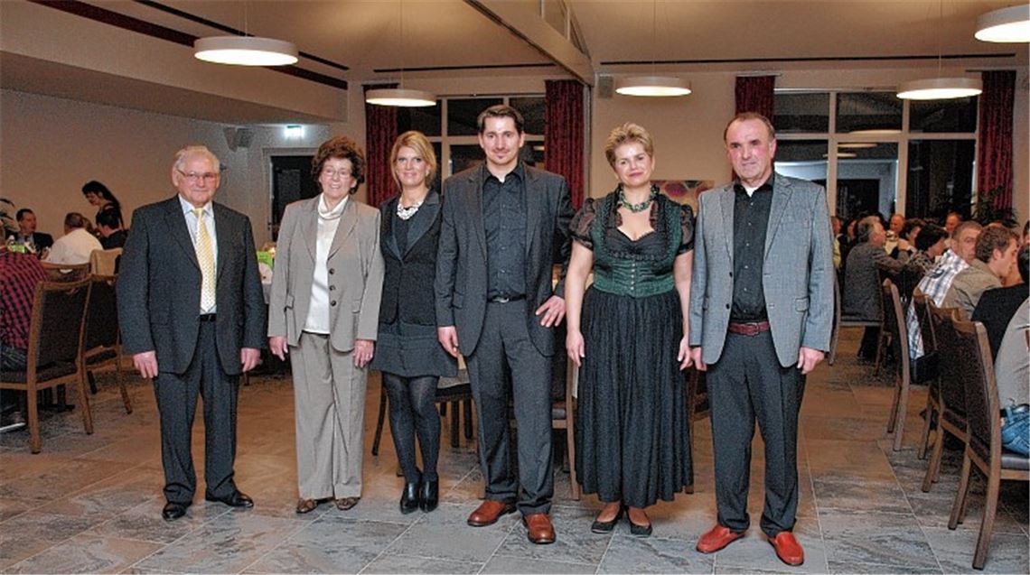 Über den gelungenen Neubau des Ötisheimer Gasthofs „Krone“ freuen sich der Architekt Manfred Weber (v. re.) , Claudia Müchinger, Marcus Münchinger, dessen Lebensgefährtin Ivonne Borzer und die Seniorchefs Ursula und Wilhelm Münchinger . Foto: Appich