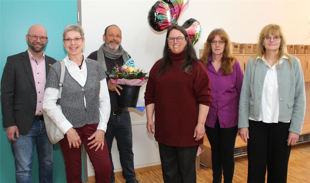 Über den neuen Anbau in der Kindertagesstätte „Löwenzahn“ freuen sich in Freudenstein-Hohenklingen Bürgermeister Alexander Kozel, Charlotte Wiener, Andreas Kiefner, Christine von Wagner, Ruth Steegmüller und Kathrin Schneider-Gräther (v.li.). Foto: Prokoph