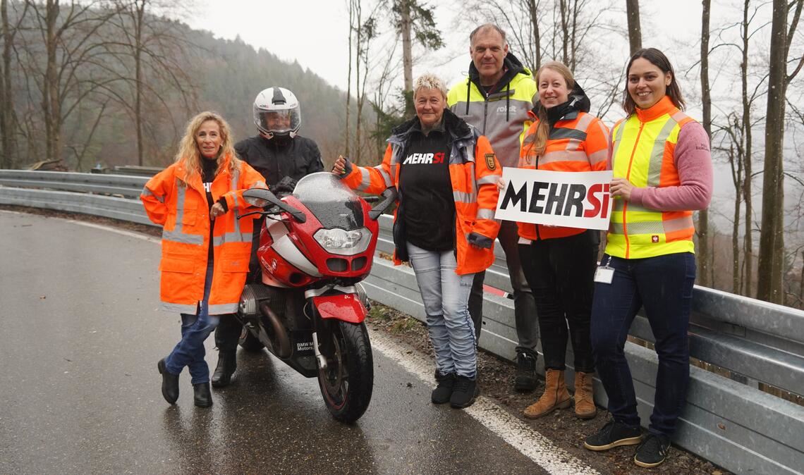 Über den neuen Unterfahrschutz an der Kreisstraße 4552 freuen sich (v. li.) Monika Schwill, Jürgen Brödel, Simone Müller (alle Mehrsi), Michael Ruderisch von der ausführenden Firma, Sandra Urbansky und Sandy Hillbrecht vom Landratsamt Enzkreis. Foto: Roller