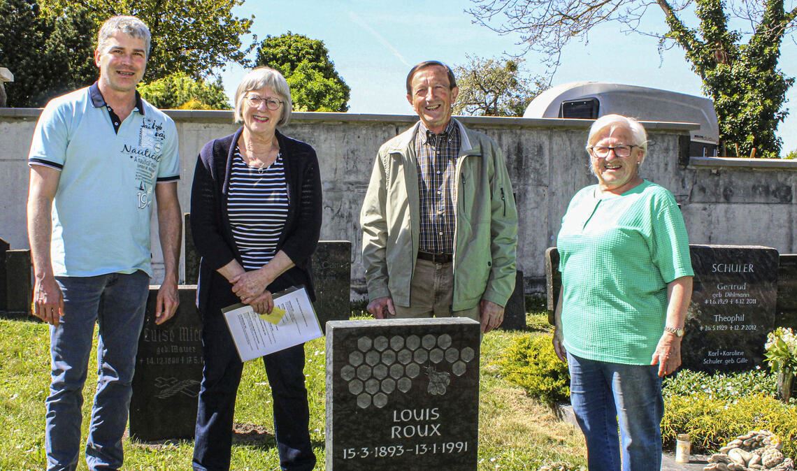 Über die Aufstellung der alten Waldensergrabsteine auf dem Friedhof freuen sich Bürgermeister Matthias Enz, Cornelia Schuler, Ludwig Gille und Gertrud Roux (v.li.). Fotos: Prokoph