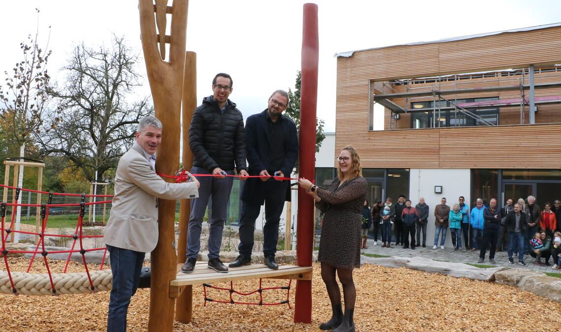 Über die Inbetriebnahme freuen sich auf unserem Bild Bürgermeister Matthias Enz (v.li.), Hauptamtsleiter Timon Friedel, Bauamtsmitarbeiter Alexander Hornstein sowie Mandy Schmalz, Leiterin der neuen Kindertagesstätte Blumenwiese in Serres. Fotos: Deeg