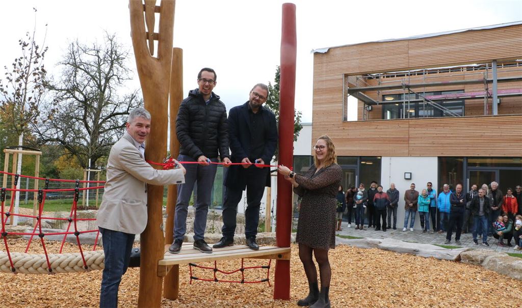 Über die Inbetriebnahme freuen sich auf unserem Bild Bürgermeister Matthias Enz (v.li.), Hauptamtsleiter Timon Friedel, Bauamtsmitarbeiter Alexander Hornstein sowie Mandy Schmalz, Leiterin der neuen Kindertagesstätte Blumenwiese in Serres. Fotos: Deeg