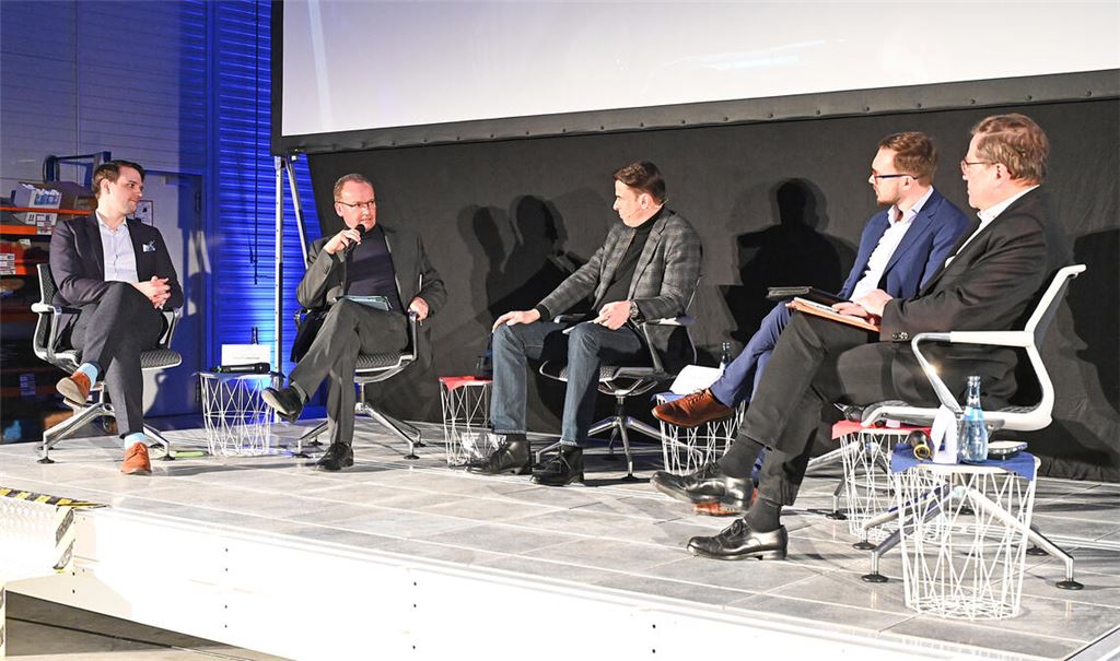 Über die Krise „Made in Germany“ wird – mit Blick auf die Bundestagswahl am 23. Februar – auf dem Handwerkerforum in Pforzheim diskutiert (v.li.): Lars Maximilian Schweizer (Grüne), Gunther Krichbaum (CDU), Kreishandwerksmeister und Moderator Frank Herrmann, Michael Hofsäß (SPD) und Rainer Semet (FDP). Foto: Bott