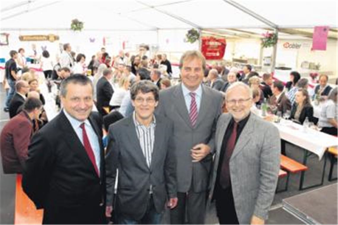 Über die Neuauflage der Leistungsschau, bei der sich rund 40 Aussteller den Besuchern präsentieren, freuen sich (v. li.) der Landtagsabgeordnete Dr. Hans-Ulrich Rülke, der Gewerbevereinsvorsitzende Hagen Jarzambek, Bürgermeister Heinz-Peter Hopp und Landrat Karl Röckinger. Foto: Tilo Keller