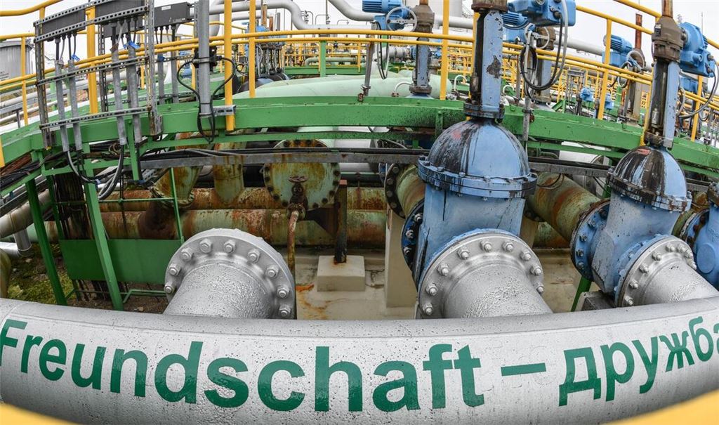 Über die Pipeline Druschba wird die Raffinerie PCK mit Öl aus Kasachstan beliefert. (Archivbild)