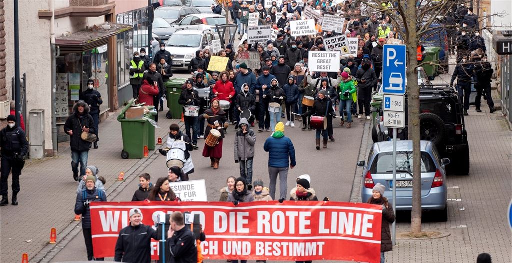 Über die Poststraße führt der Demonstrationszug mit Impfgegnern durch die Mühlacker Innenstadt.Foto: Fotomoment