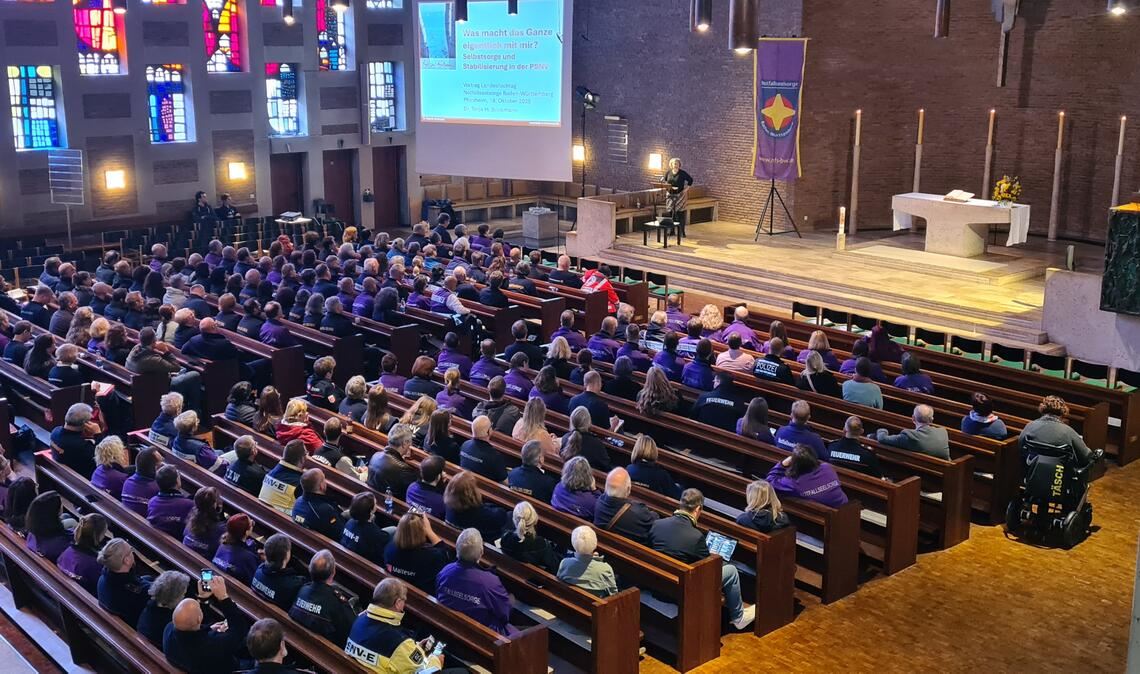 Helfer dürfen sich selbst nicht vergessen Über die Selbst(für)sorge als wichtige Präventionsstrategie für Helferinnen und Helfer spricht die Lebens- und Trauerbegleiterin Tanja M. Brinkmann (am Rednerpult) beim Landesfachtag Baden-Württemberg der Notfallseelsorge in der Stadtkirche Pforzheim. Foto: Metzbaur