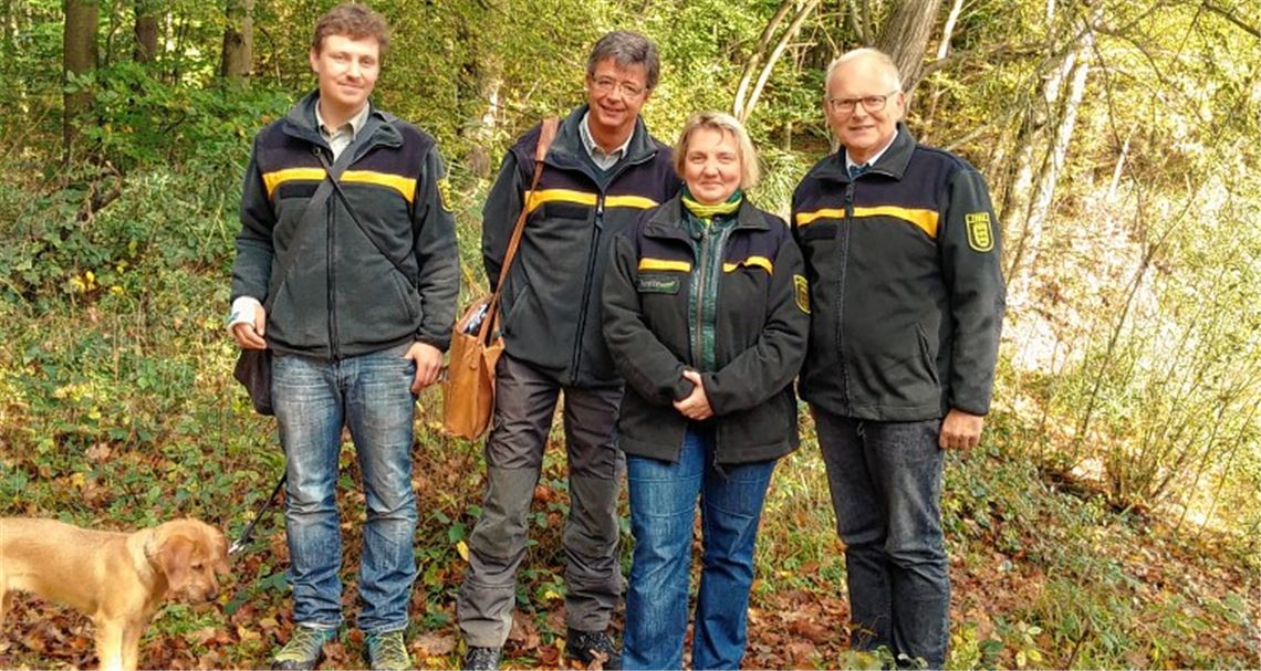 Über die Situation im Enzkreis-Wald lässt sich Katja Mast von Landrat Karl Röckinger, Forstamtsleiter Frieder Kurtz und Revierleiter Benedikt Trefzer (mit Leica) informieren (v.li.).