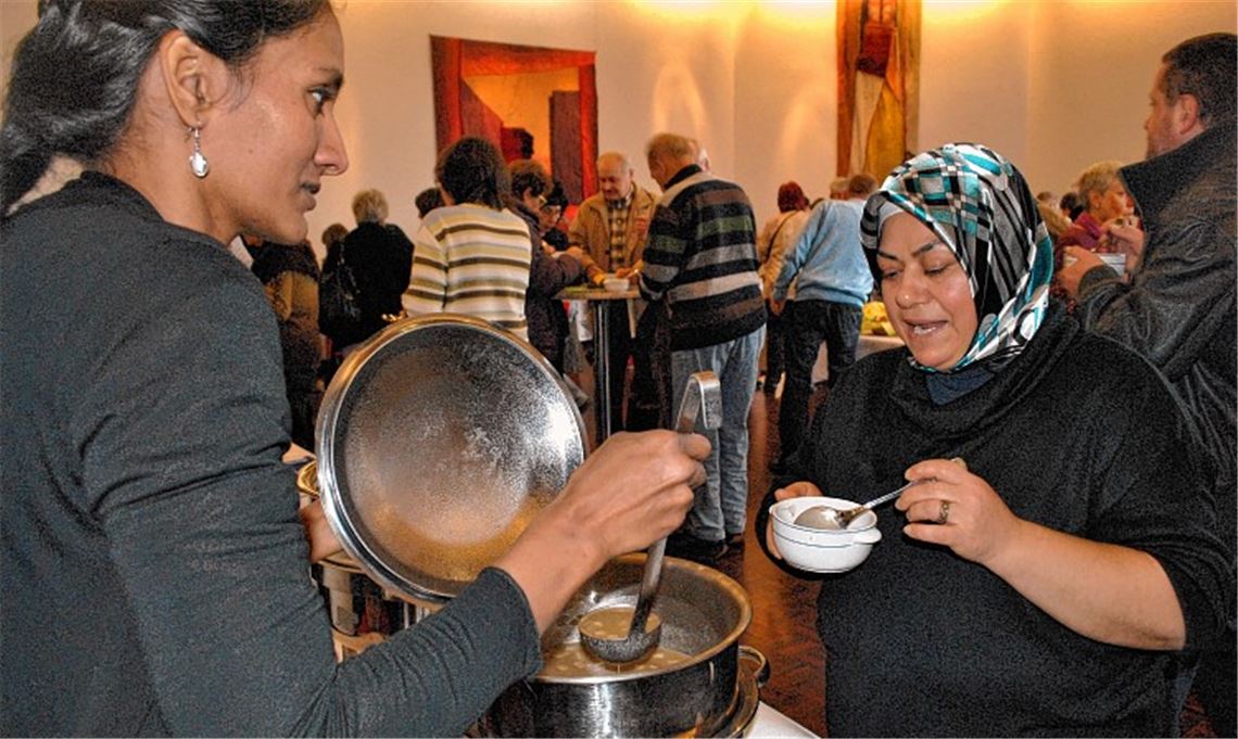 Über die Suppe zum Gespräch: Perihan Araz (re.) aus der Türkei probiert bei Sujeean Sharmila eine süße tamilische Suppe. Archivfoto: Stahlfeld