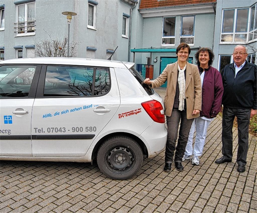 Über die Übernahme der Leasingrate freuen sich Krankenpflegevereins-Vorsitzender Walter Zucker, Pflegefachkraft Elke Knodel und Pflegedienstleiterin Gaby Klingel (v.re.). Foto: Haller