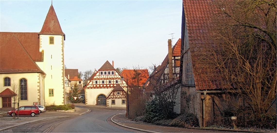 Über die Zukunft des Rathauses in Dürrn (Bildmitte) entscheiden die Bürger im März. Die Verwaltung wünscht sich ein neues Multifunktionsgebäude auf dem Scheunenareal rechts im Bild. Fotos: Filitz