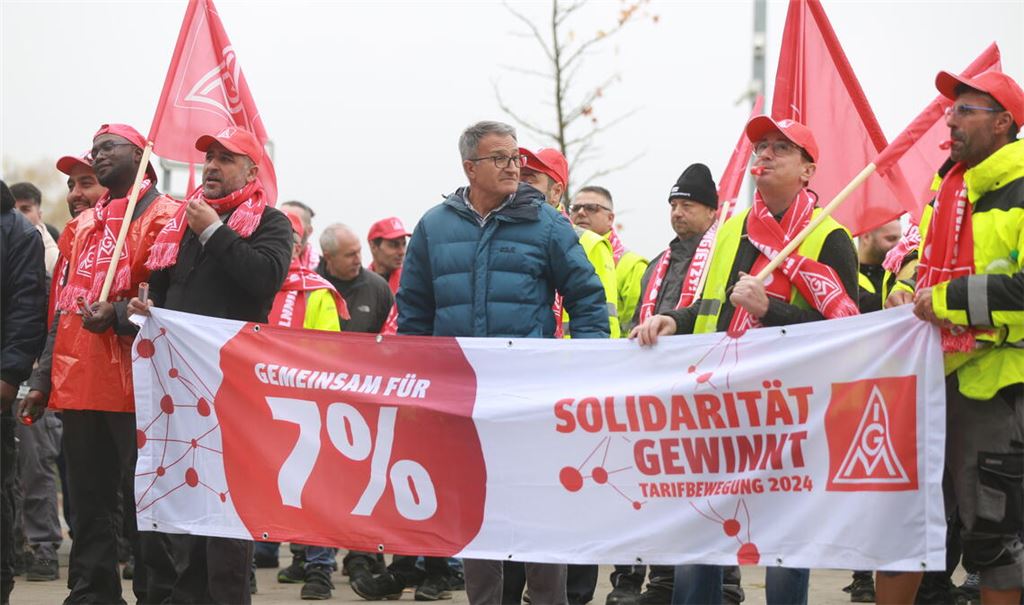 Über die aktuelle Tarifauseinandersetzung hinaus liegen auch beim Warnstreik in Mühlacker die ganz großen Themen in der Luft, die die Beschäftigten verunsichern. Fotos: Disselhoff