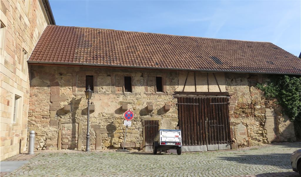 Über die ans Steinhaus angebaute Scheune könnte der geforderte zweite Rettungsweg geführt werden. Foto: Archiv