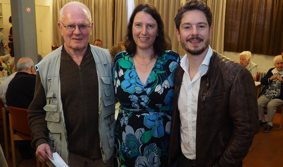 Über die erfolgreiche Filmpremiere freuen sich der aus Pinache stammende Schauspieler Michael Baral (re.), DWV-Vorsitzende Karina Beck und Dr. Albert de Lange, wissenschaftlicher DWV-Vorstand. Fotos: Müller
