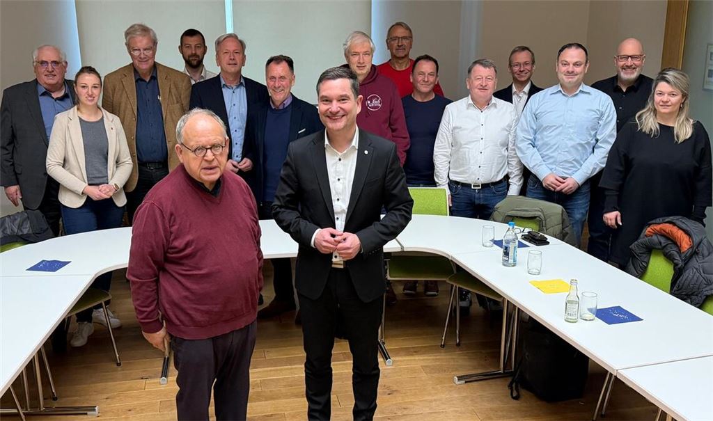 Über die kommunalen Herausforderungen sprechen Klaus Mack (vorne re.) und Günter Bächle (vorne li.) mit Bürgermeistern und Kreisräten im Enzkreis. Foto: Büro Mack