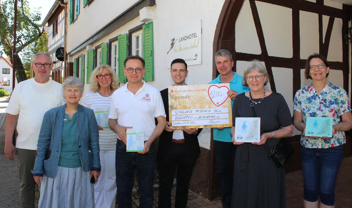 Über die neuen Schilder freuen sich (v.li.) Peter Peck („Landhotel im Hexenwinkel“), Renate Buchenauer (Verein Hugenotten- und Waldenserpfad), Lilli Peck („Landhotel im Hexenwinkel“, Jens Meeh (Bäckerei Meeh), Giuseppe Mannese (Sparkasse), Bürgermeister Matthias Enz, Cornelia Schuler (Freundeskreis der Waldenser) und Sonja Porth (Arbeitskreis Tourismus). Die Inhaber des „Adler“ fehlen urlaubsbedingt. Foto: Prokoph