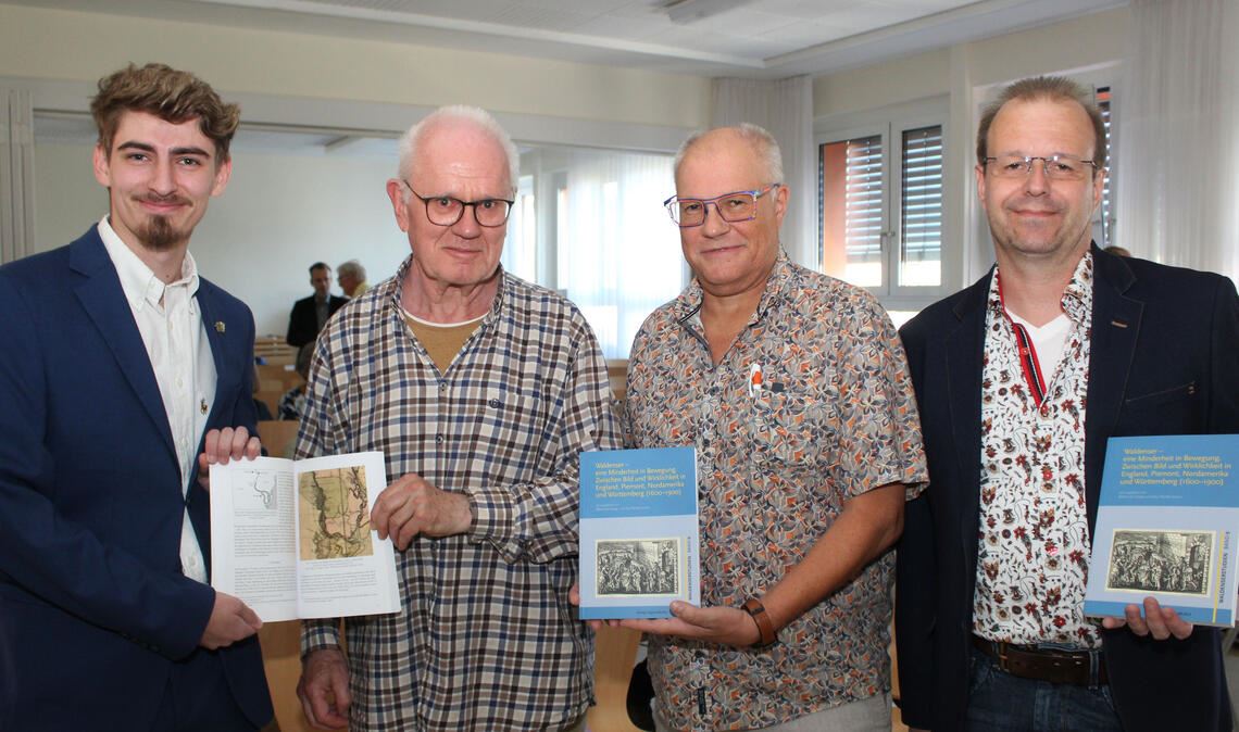 Über die neuen Waldenserstudien im neunten Band freuen sich bei der Buchvorstellung in Kleinvillars Ortsreferent Luis Burkhardt, Mitherausgeber Albert de Lange, Kreisarchivar Konstantin Huber sowie Mitherausgeber Kay Weidenmann (v.li.). Foto: Prokoph