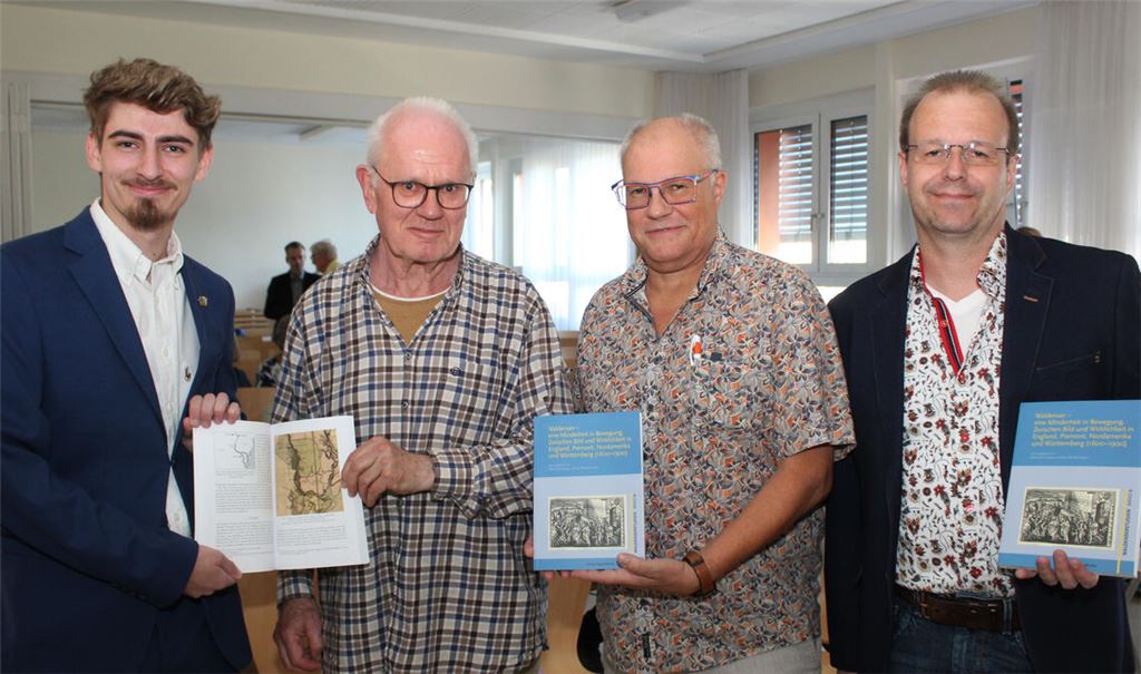 Über die neuen Waldenserstudien im neunten Band freuen sich bei der Buchvorstellung in Kleinvillars Ortsreferent Luis Burkhardt, Mitherausgeber Albert de Lange, Kreisarchivar Konstantin Huber sowie Mitherausgeber Kay Weidenmann (v.li.). Foto: Prokoph