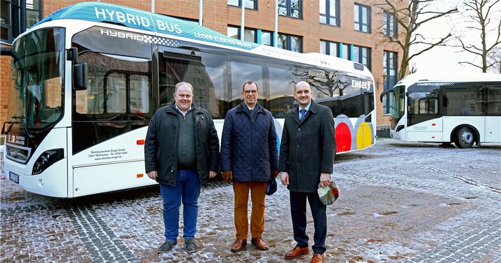 Über ein neues Zeitalter mit moderner Diesel-Hybridtechnologie freuen sich (v.li.): Busunternehmer Jim Engel, Oberbürgermeister Frank Schneider und Stadtwerke-Geschäftsführer Roland Jans.