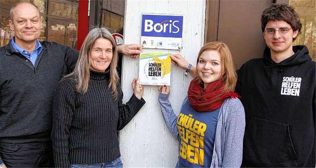 Über eine Auszeichnung für das Engagement in Zusammenarbeit mit der Organisation „Schüler helfen Leben“ freuen sich THG-Schulleiter Thomas Mühlbayer (li.) und Lehrerin Sylvia Wilms (2. v. li.). Gunnar Zigan (re.) und Anneke Steenfatt überreichen das Siegel. 