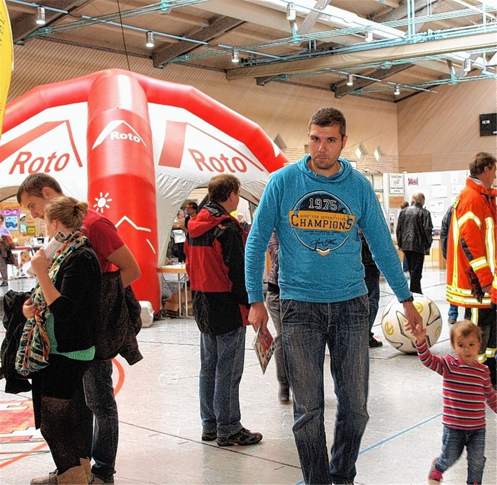 Über einen buten Branchenmix können sich die Besucher in der Wiernsheimer Lindenhalle informieren. Auch die Jugend interessiert sich schon fürs Handwerk (Bild re.).