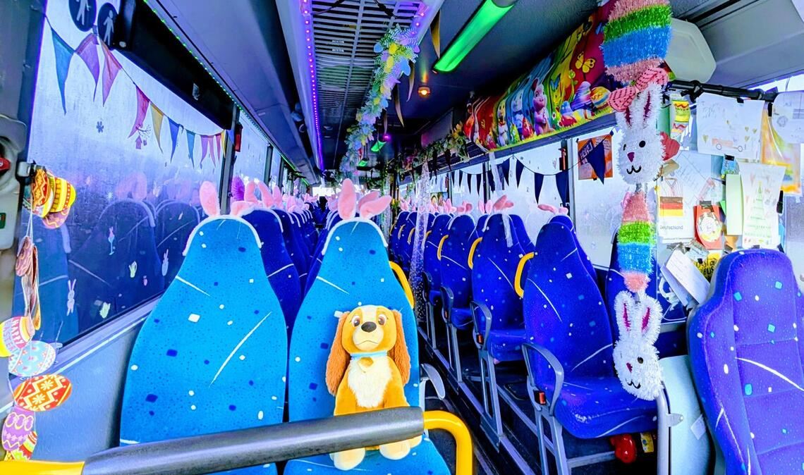 Über jedem Sitz sind Hasenohren angebracht.