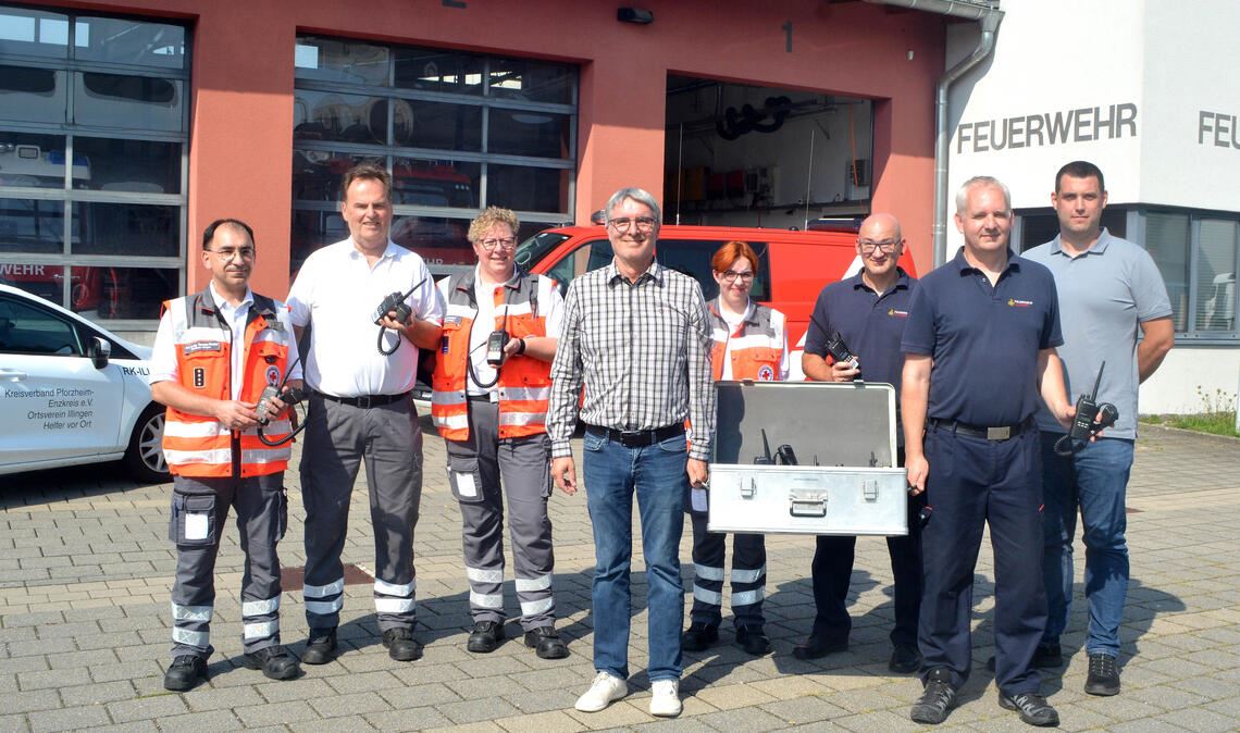 Übergabe der Handsprechfunkgeräte an das DRK mit Professor Dr.-Ing. Thomas Ahndorf (v.li.), Rolf Schopf und Birgit Ahndorf vom Ortsverband des Roten Kreuzes, Bürgermeister Armin Pioch, Lea Ahndorf vom DRK, den beiden Vertretern der Feuerwehr, Karsten Sailer und Martin Beller, und dem stellvertretenden Kämmerer der Gemeinde Illingen, Michael Bethäuser. Foto: Stahlfeld