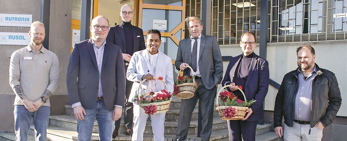 Unternehmen würdigt Einsatz der Intensivpflegekräfte Übergabe der Lebensmittelgutscheine in Vertretung für die zahlreichen helfenden Intensivkräfte (v. li.): Gunnar Strehlke, stellvertretende Leitung der Intensivstation, und Dr. med. Felix Schumacher, Chefarzt Intensiv- und Notfallmedizin des Helios-Klinikums, Rechtsanwalt Philippe A. Singer, Dr. med. Thushira Weerawarna, Chefarzt der Klinik für Innere Medizin 3 der Siloah St. Trudpert Klinik, Thomas Rudel, CEO Rutronik Elektronische Bauelemente GmbH, Dr. med. Stefan Pfeiffer, Ärztlicher Direktor, und Dirk Geissler, Direktor Pflege-, Prozessmanagement der RKH-Kliniken in Mühlacker. Foto: privat