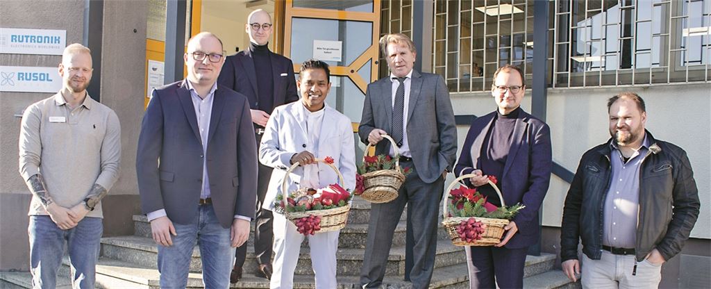 Übergabe der Lebensmittelgutscheine in Vertretung für die zahlreichen helfenden Intensivkräfte (v. li.): Gunnar Strehlke, stellvertretende Leitung der Intensivstation, und Dr. med. Felix Schumacher, Chefarzt Intensiv- und Notfallmedizin des Helios-Klinikums, Rechtsanwalt Philippe A. Singer, Dr. med. Thushira Weerawarna, Chefarzt der Klinik für Innere Medizin 3 der Siloah St. Trudpert Klinik, Thomas Rudel, CEO Rutronik Elektronische Bauelemente GmbH, Dr. med. Stefan Pfeiffer, Ärztlicher Direktor, und Dirk Geissler, Direktor Pflege-, Prozessmanagement der RKH-Kliniken in Mühlacker. Foto: privat