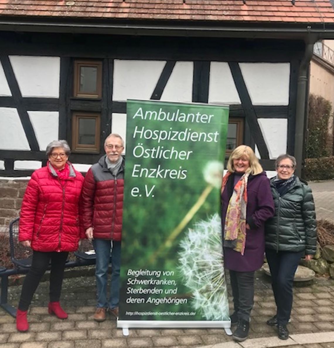 Übergabe der Spende (v.li.): Hannelore Stegmaier und Dr. Johannes Bastian vom Ambulanten Hospizdienst Östlicher Enzkreis mit den Vertreterinnen des Maulbronner Vereins „Leben im Alter“, Gerlinde Geiger und Dorothea Kärcher. Foto: privat