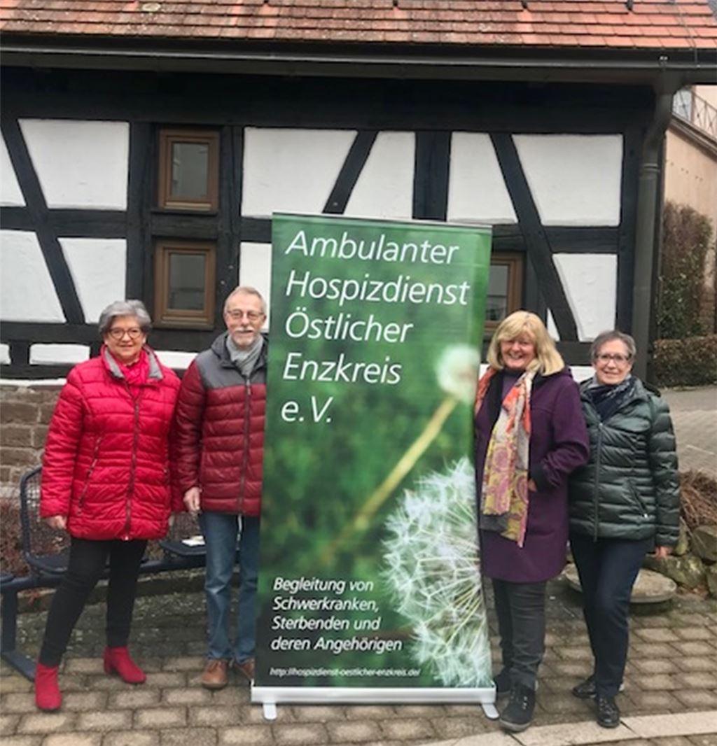 Übergabe der Spende (v.li.): Hannelore Stegmaier und Dr. Johannes Bastian vom Ambulanten Hospizdienst Östlicher Enzkreis mit den Vertreterinnen des Maulbronner Vereins „Leben im Alter“, Gerlinde Geiger und Dorothea Kärcher. Foto: privat