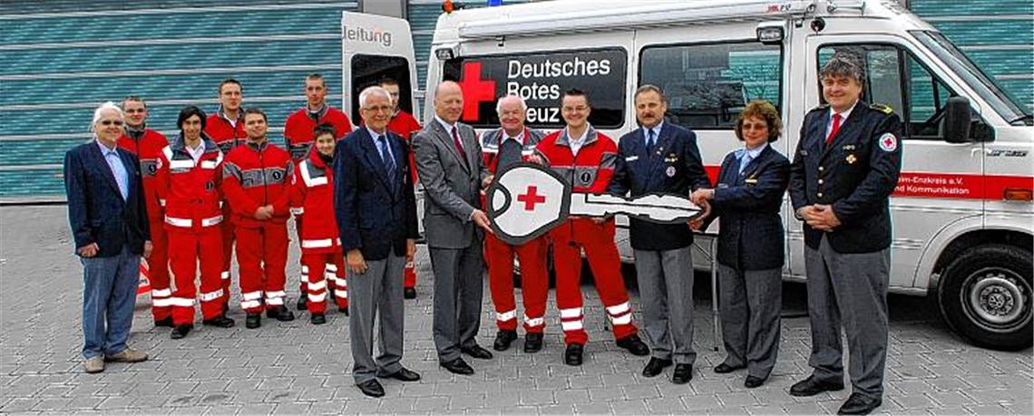 Übergabe des neuen Einsatzleitwagens auf dem Betriebsgelände des DRK Pforzheim: DRK-Kreisbereitschaftsleiter Wolfgang Haalboom (v.re.), Kreisbereitschaftsleiterin Liliane Augenstein, der stellvertretende DRK-Kreisvorsitzender Franz Weiss, Christoph Herwig und Peter Spiegel, die die Gruppe „Information und Kommunikation“ leiten, DRK-Kreisgeschäftsführer Werner Hänlein und der stellvertretende DRK-Kreisvorsitzende Kurt Demel.Foto: Martin Schott