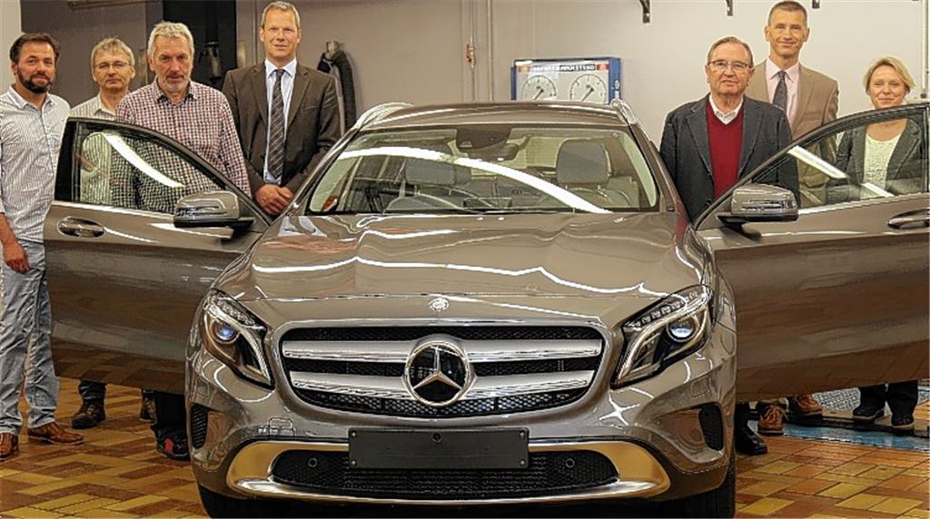 Azubis lernen an Edelkarosse