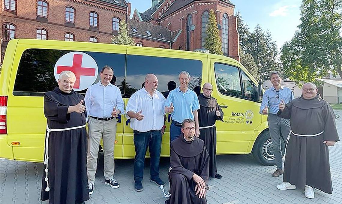 Rettungswagen hilft Opfern in der Ukraine Übergabe des von Rotary gesponserten Rettungswagens im polnischen Breslau (v. li.): Bruder Waldemar, Dr. Stefan Pfeiffer, Rainer Speidel, Martin Kollmar, Bruder Rafael (kniend), Pater Alard, Michael Craiss und Bruder Jan. Foto: Iglewski