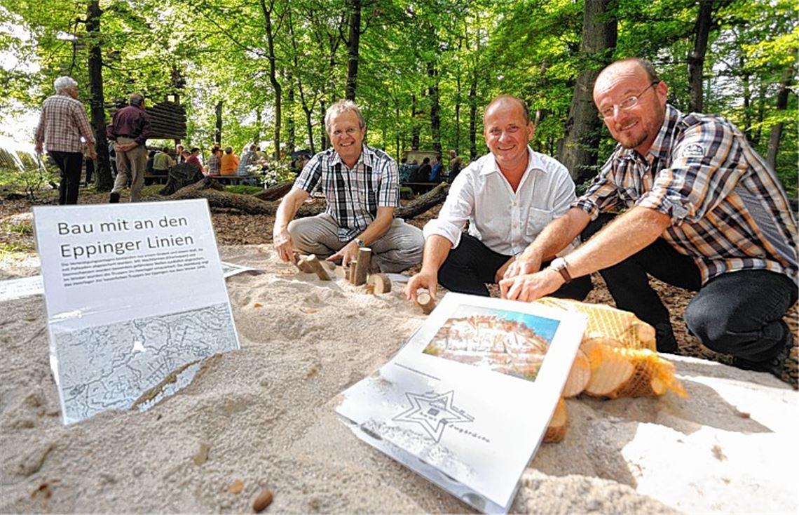 Übergabetermin in Schönenberg: Ötisheims Bürgermeister Werner Henle, Mühlackers Bürgermeister Winfried Abicht und Ulrich Gommel vom Albverein (v. li.) an einer Spielstation für Kinder, die nach einer Idee des Künstlers Heinrich Zürn entstand.
