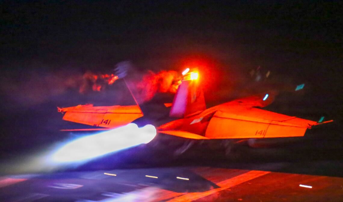 Überlegene Militärmacht: Ein US-Kampfjet startet vom Flugzeugträger „USS Abraham Lincoln“.