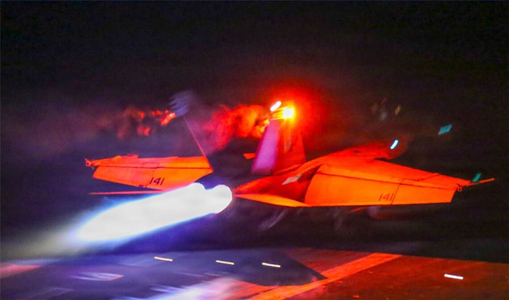 Überlegene Militärmacht: Ein US-Kampfjet startet vom Flugzeugträger „USS Abraham Lincoln“.