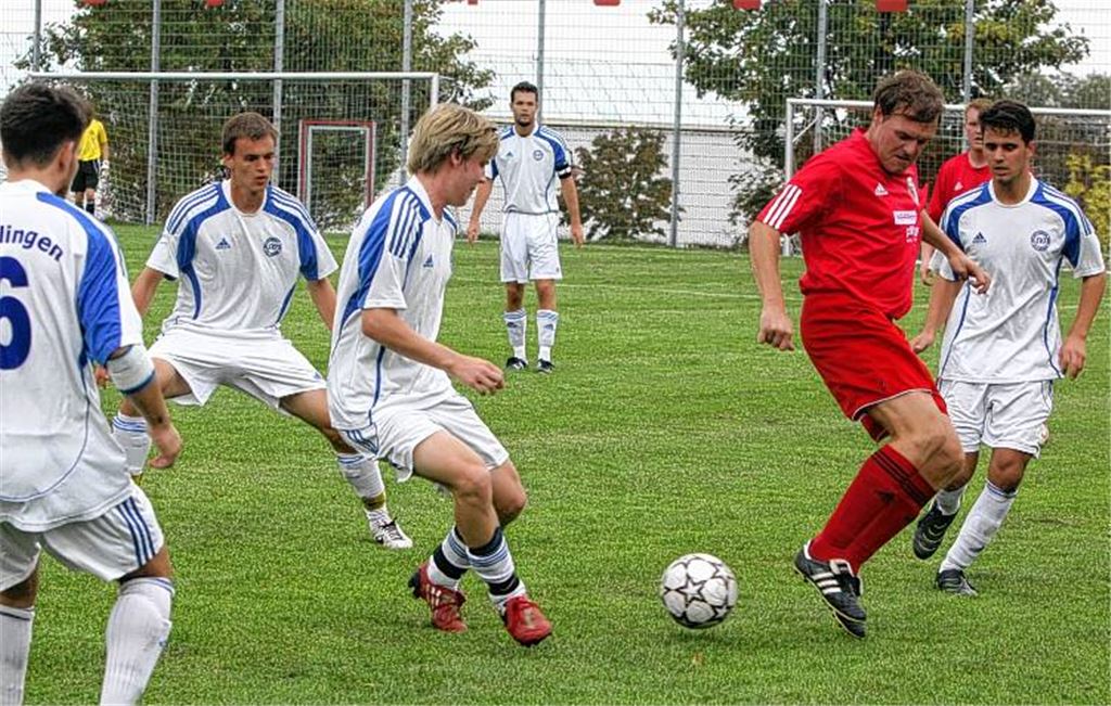 Übermacht: Der SV Illingen (in Weiß) mischt um den Aufstieg mit, dem TSV Wiernsheim gehen hingegen die Spieler aus. Foto: Eigner