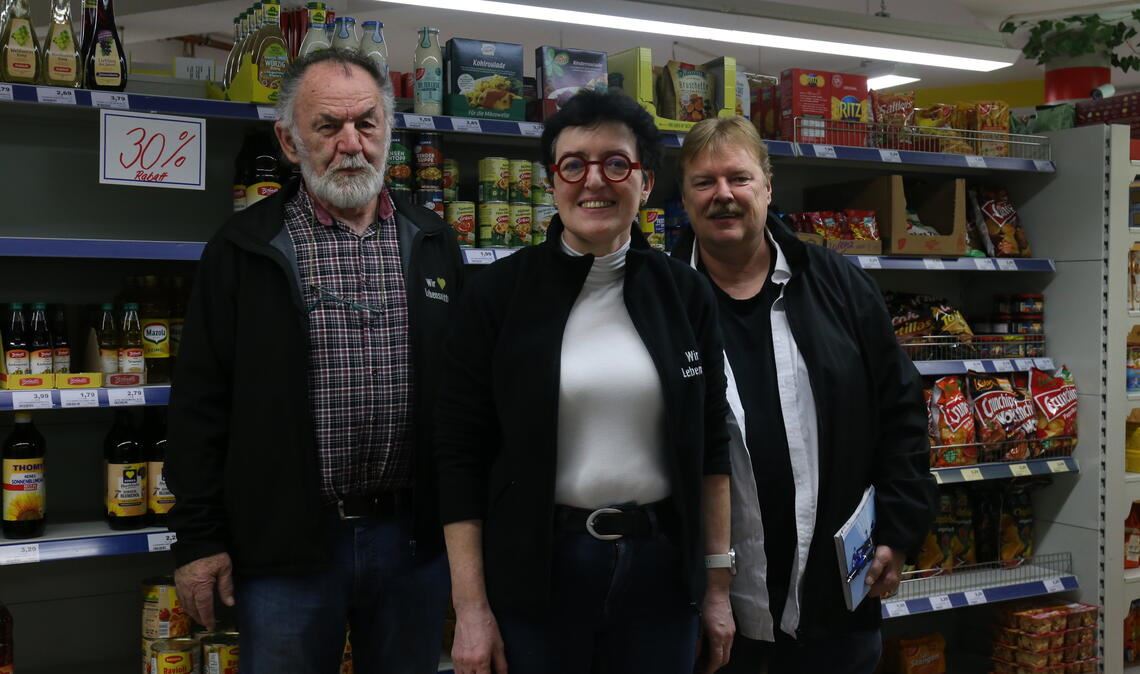 Übernahme geglückt: Berthold und Beate Schwager sind erleichtert, dass Martin Schelske (re.) den „nah und gut“-Markt in Lomersheim weiterführen will. Foto: Deeg