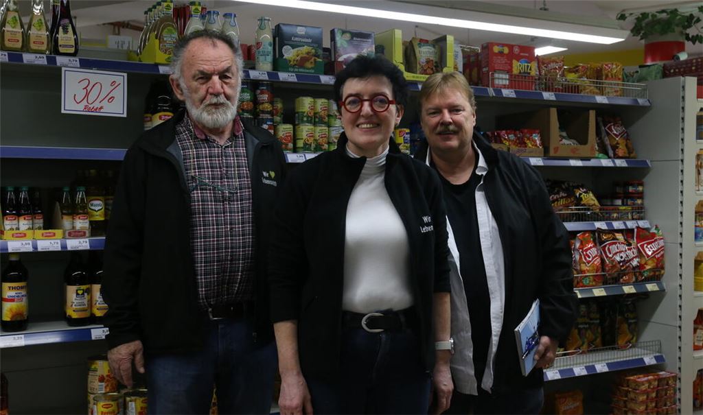Übernahme geglückt: Berthold und Beate Schwager sind erleichtert, dass Martin Schelske (re.) den „nah und gut“-Markt in Lomersheim weiterführen will. Foto: Deeg