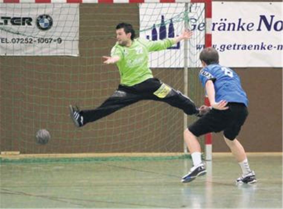 Überragende Leistung: Robert Müller zeigt etliche Klasseparaden, obwohl der Knittlinger Schlussmann schon seit Mitte September Probleme mit dem Sprungelenk hat. 
Foto: Eigner