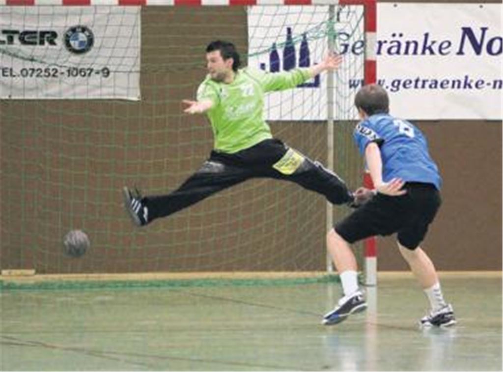 Überragende Leistung: Robert Müller zeigt etliche Klasseparaden, obwohl der Knittlinger Schlussmann schon seit Mitte September Probleme mit dem Sprungelenk hat. 
Foto: Eigner