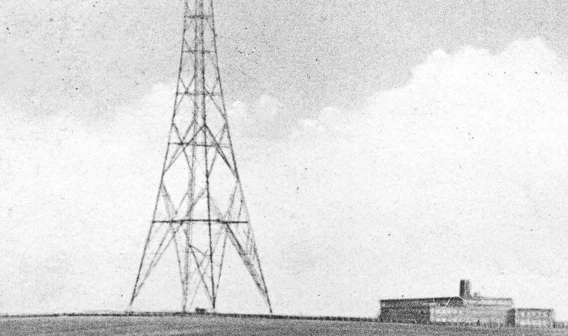 Überragte einst alles, passt deshalb hier auch nicht mit der spitze ins Bildformat: der 193 Meter hohe Mühlacker Holzsender. Foto: Archiv (Kollros)